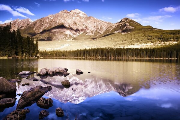 Vue sur les montagnes et la rivière