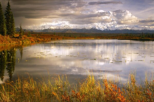 Paisaje de otoño. Reflejo del cielo en el agua