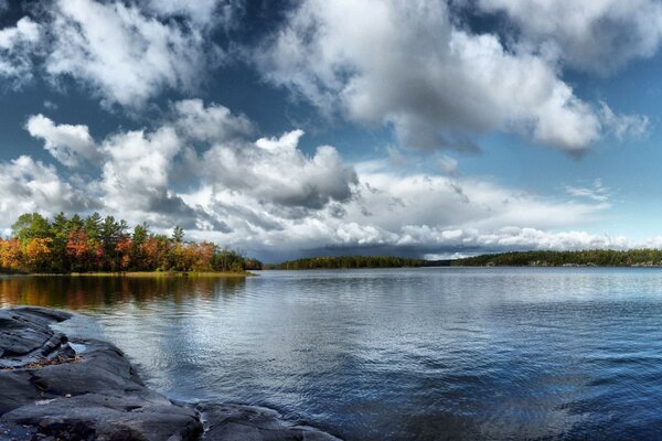 Paisagem do céu com lago e nuvens