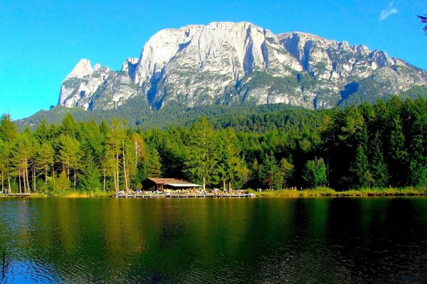 See vor dem Hintergrund von Bergen und Wäldern