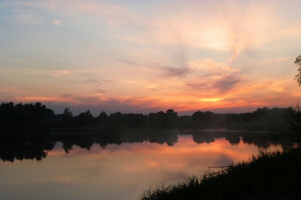 Paesaggio del fiume sullo sfondo del tramonto