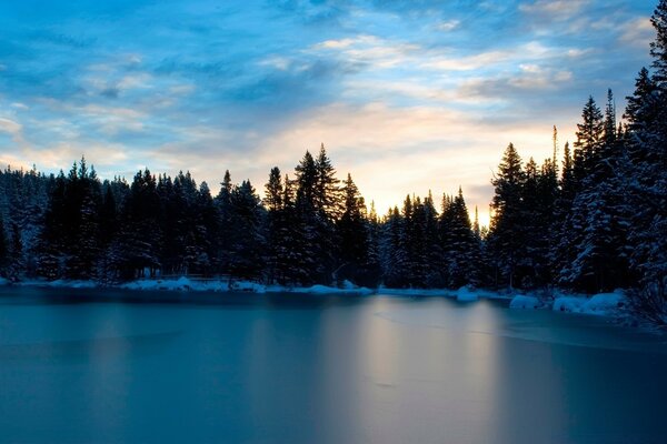 Puesta de sol y lago congelado en invierno