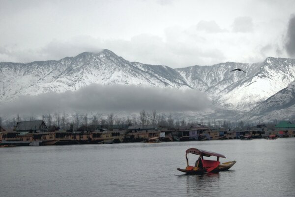 A walk among the mountains on the river