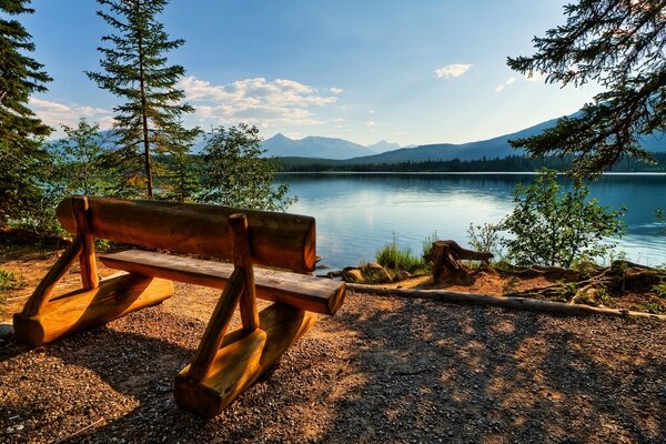 Banc au bord du lac de montagne