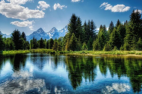 Crystal Lake vicino a montagne e foreste