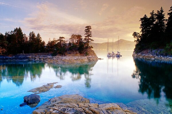 Reflejo de la puesta de sol en aguas claras