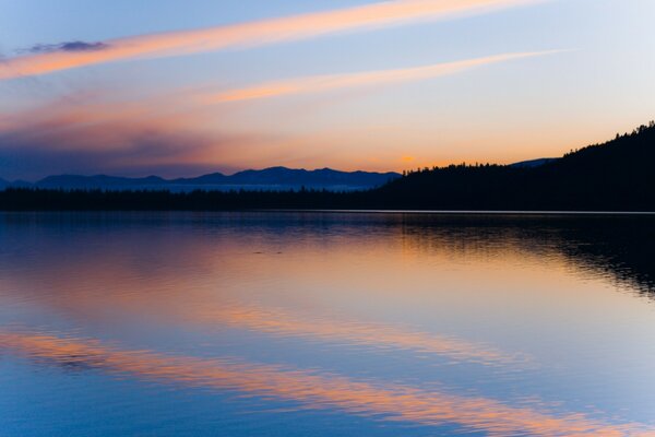 Reflejo del amanecer en el lago en el fondo