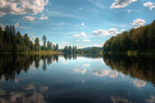 El cielo se refleja en un lago cristalino