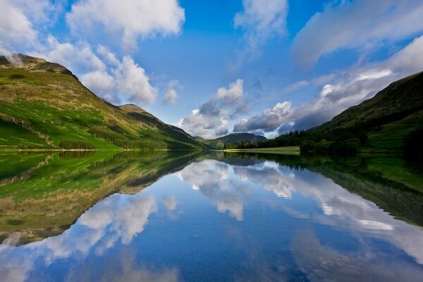 Lac dans les montagnes de la beauté non décrite