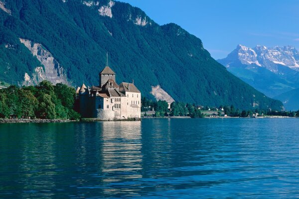 Château au bord du lac de montagne