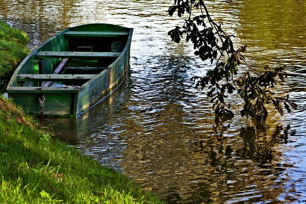 Boat at the lake shore