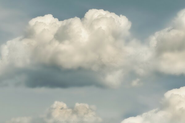 Beaux nuages. Le ciel est sombre