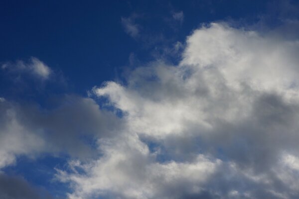 Beaux nuages blancs à l extérieur