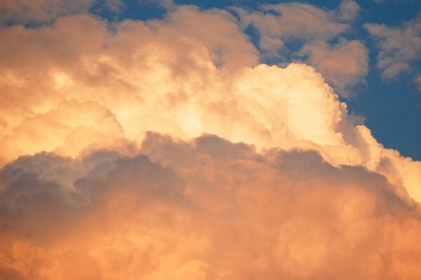 Les nuages brûlants se pressent dans le ciel