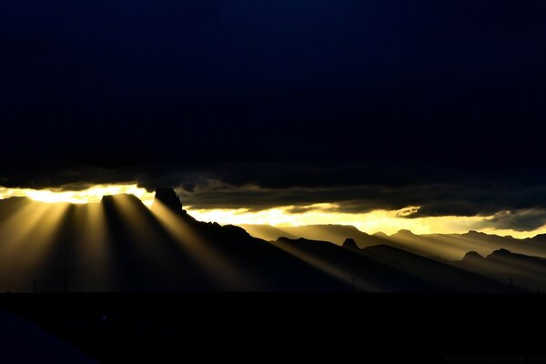 Les rayons du soleil qui traversent les nuages