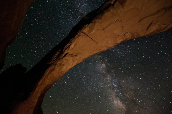 Cielo nero stellato nel bagliore