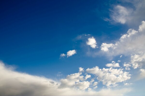 Nubes cirros en el cielo