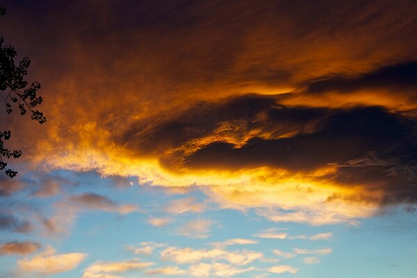 Schöne Wolken bei Sonnenuntergang