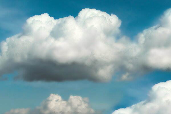 Las nubes se precipitan incansablemente en el azul