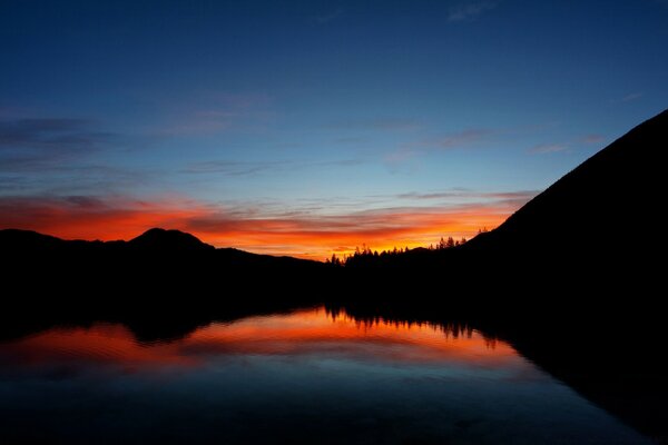 The beginning of the sunrise on the lake shore