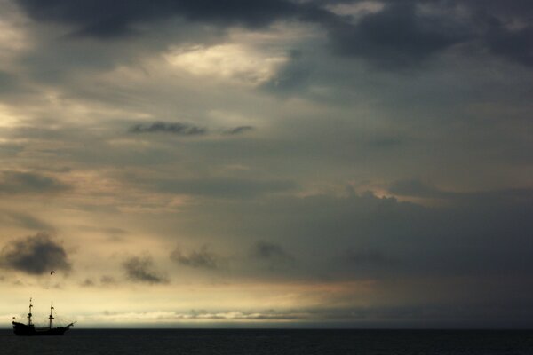 Vor dem Sturm Segelboot-Abend