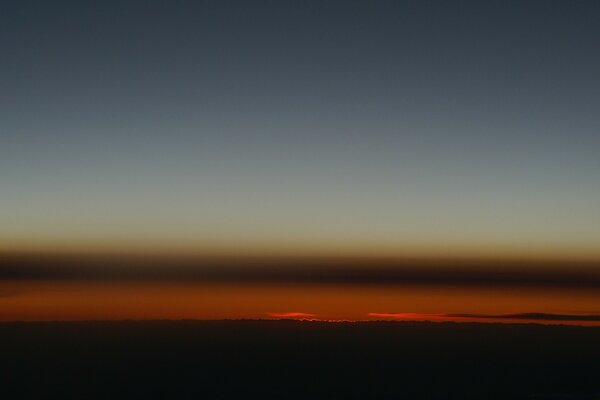 La nature s assombrit et s endort dans les rayons rouges