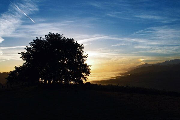 Amanecer en las montañas en el cielo brillante