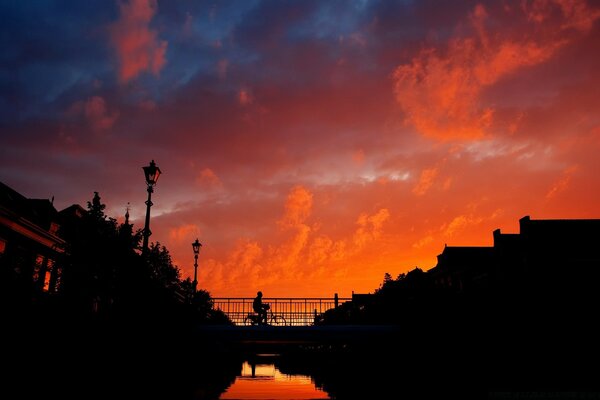 Silhouette di un ciclista su uno sfondo di cielo al tramonto