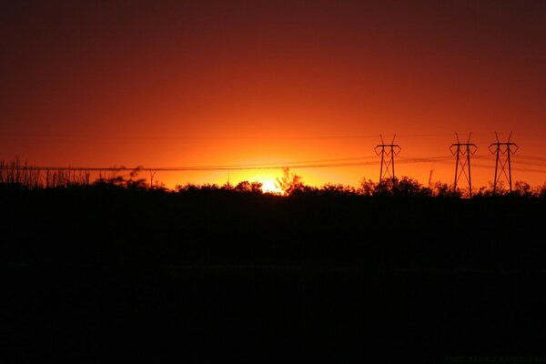 Um pôr-do-sol misterioso. O sol no horizonte