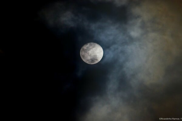 Eclipse na mesa de trabalho. Céu noturno