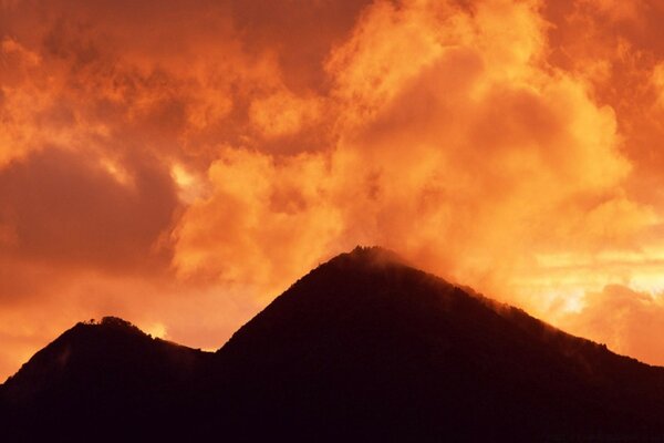 Sol no céu ao pôr do sol