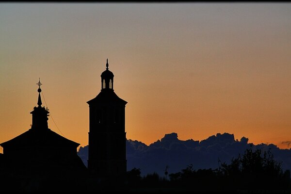 Orthodoxe Kirche als Silhouette bei abendlichem Sonnenuntergang