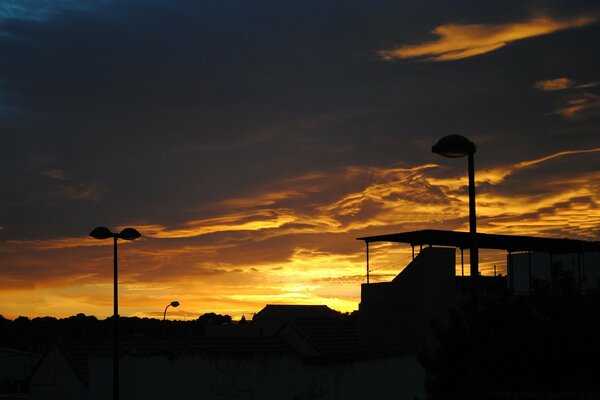 Silhuetas em um pôr do sol brilhante