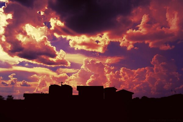 Cielo nubes siluetas casas belleza