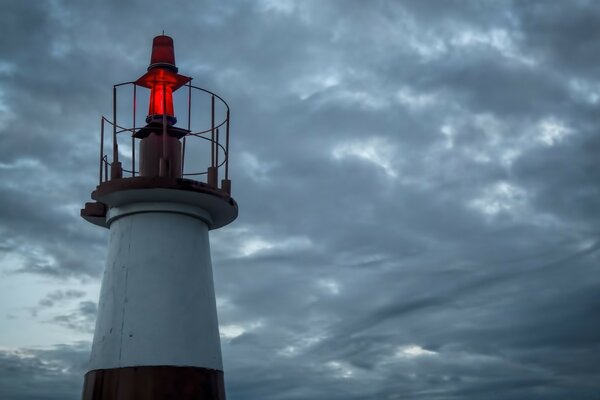 Faro solitario de pie en el cielo nublado