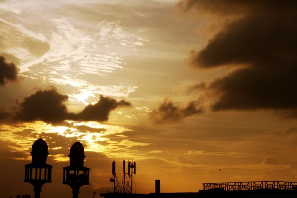 Céu noturno voando minaretes