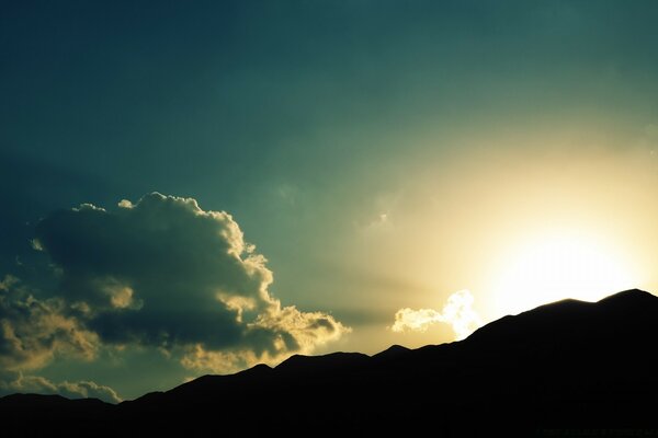 صورة ظلية الجبل والشمس المغادرة