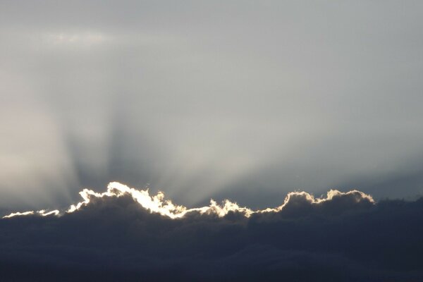 Les rayons du soleil imprègnent les nuages