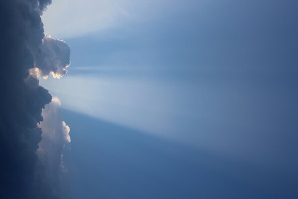 Soonce en las nubes en el cielo