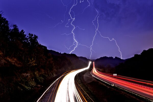 Relâmpago no céu na estrada