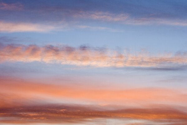 Cielo in strisce colorate al tramonto