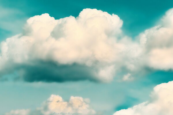 Blauer Himmel. Weiße Wolken