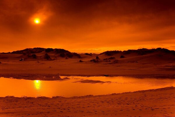 Puesta de sol ardiente en el desierto