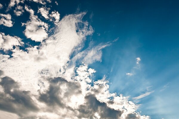 Cirrus bulutları olan mavi gökyüzü