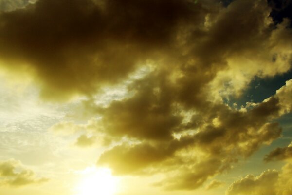 Gewitterwolken vor dem Hintergrund der Sonne