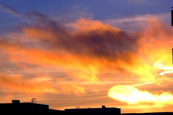 Sonnenuntergang vor dem Hintergrund der Fertighäuser