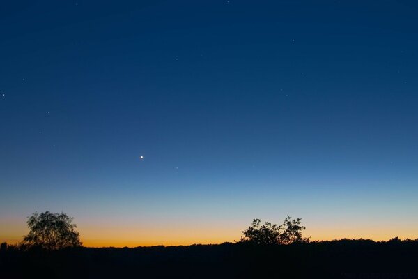 Anochecer en el campo. Puesta de sol de la naturaleza