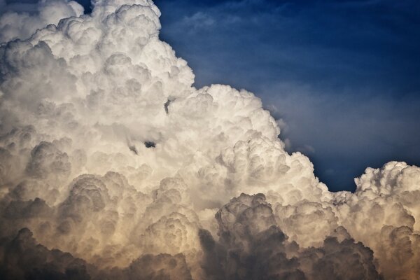 Belo céu azul com nuvens