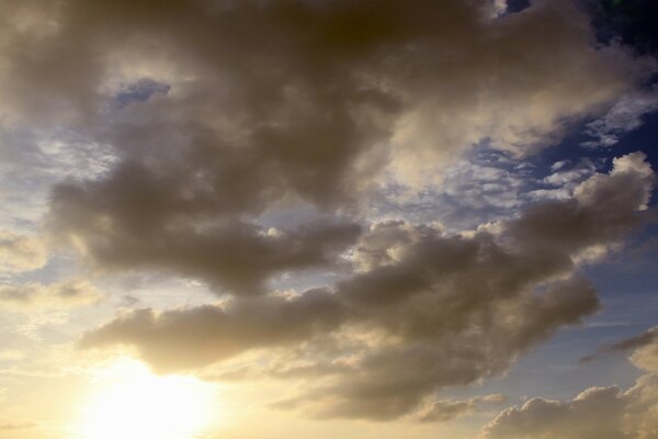 El sol atravesando las nubes