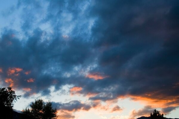 Foto vom bewölkten Abendhimmel